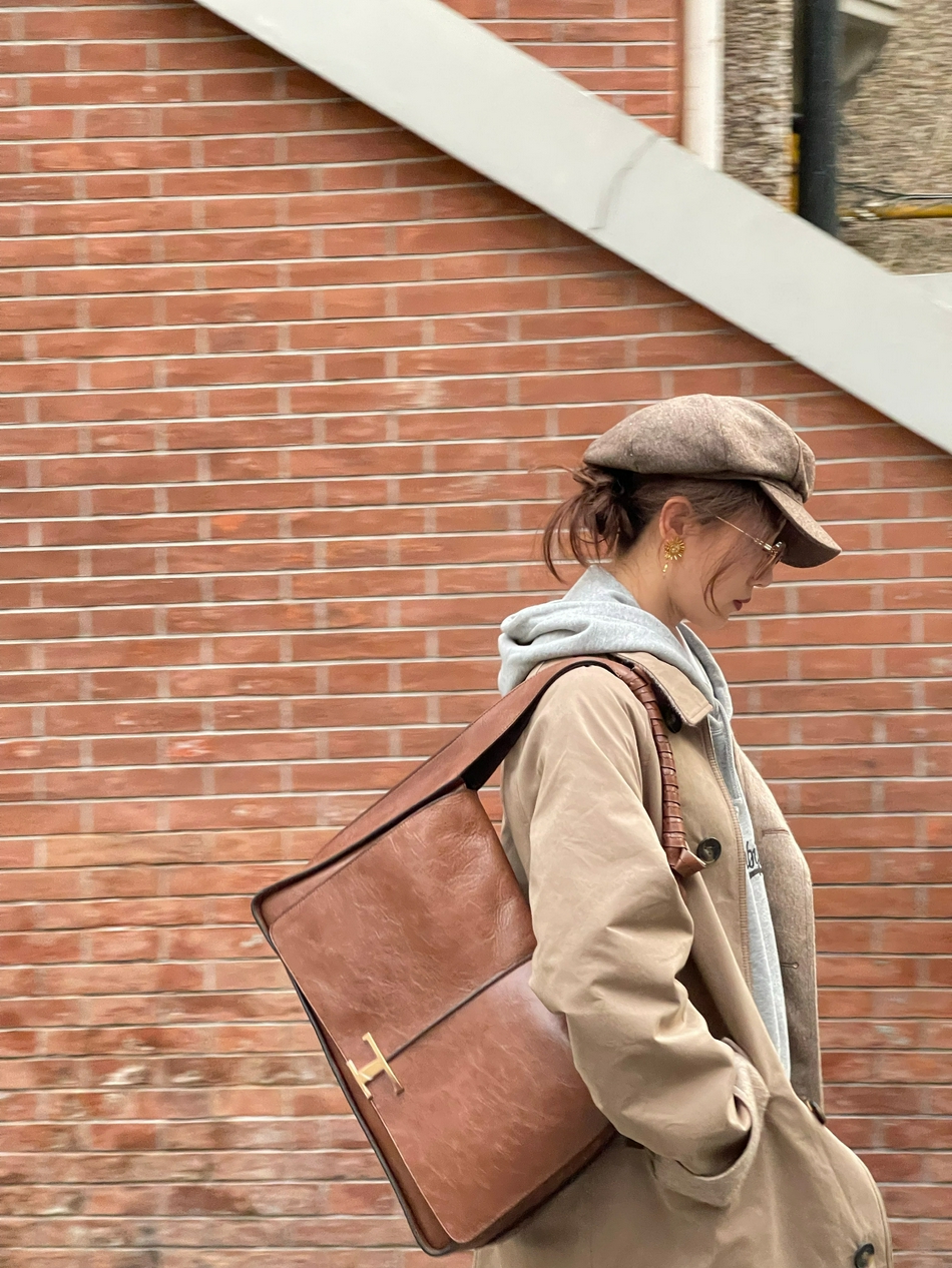 刘诗诗漫步秋日街头氛围感十足 长风衣搭配贝雷帽慵懒随性