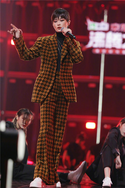 李宇春挑战4米高台演唱 尽显唱跳实力