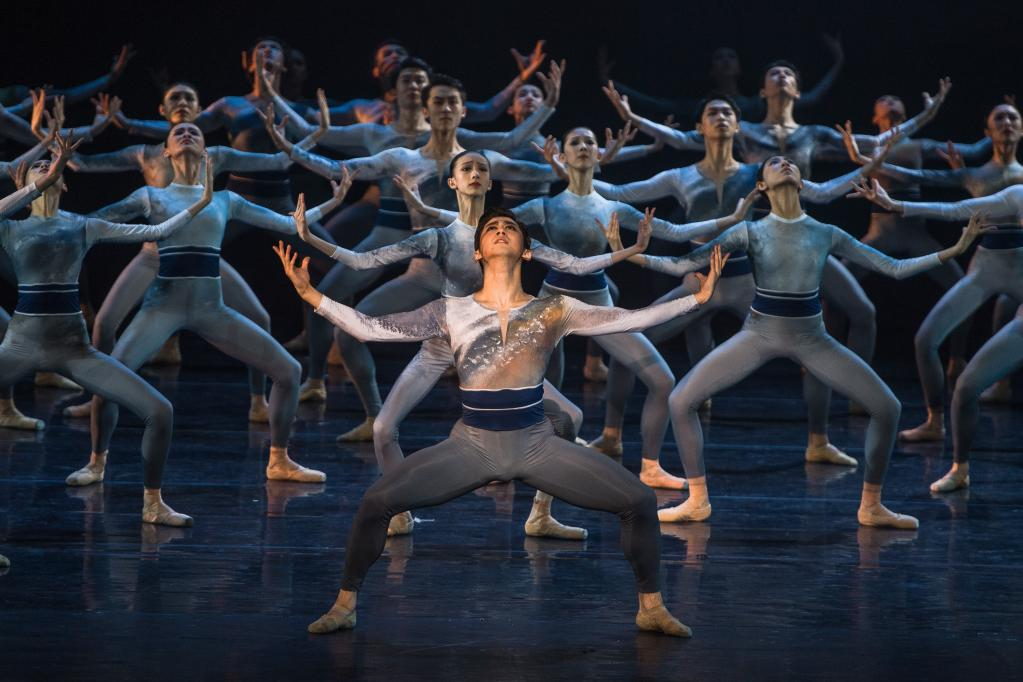 中央芭蕾舞团致敬抗疫英雄专场演出在武汉举行