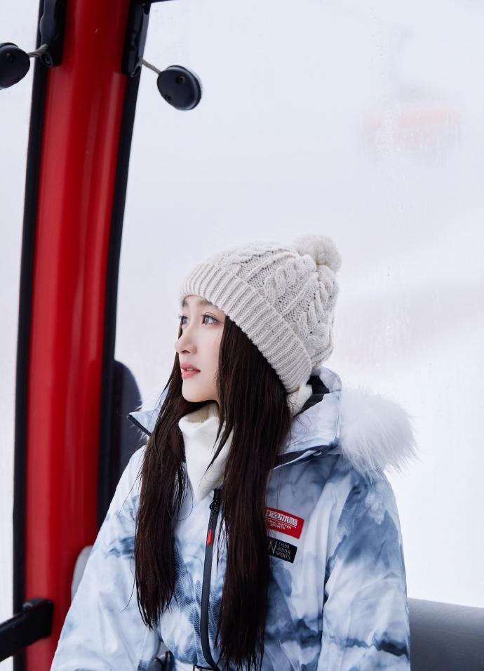 关晓彤助力冬奥会 雪场写真氛围感十足