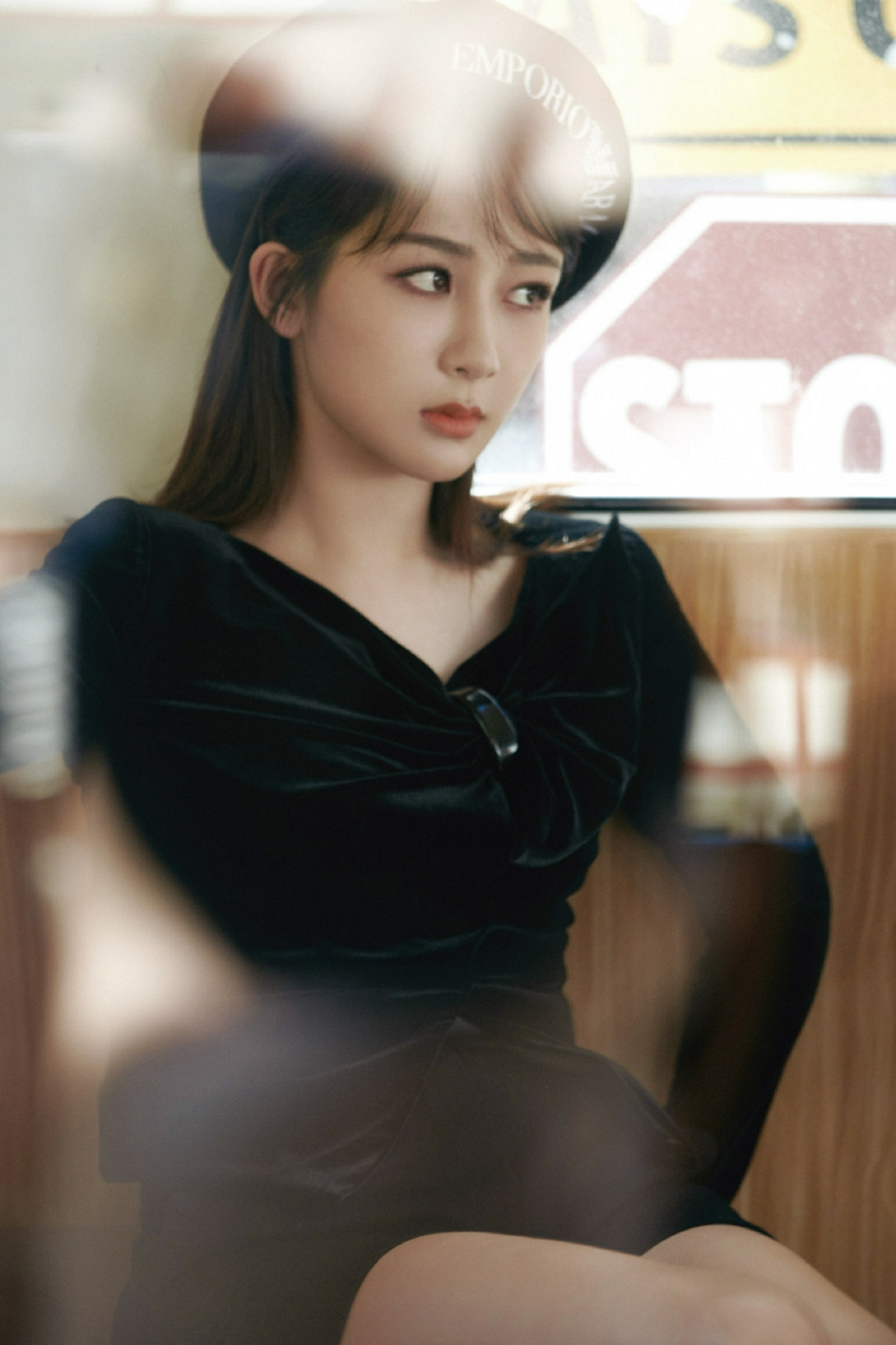 杨紫贝雷帽黑装造型尽显优雅