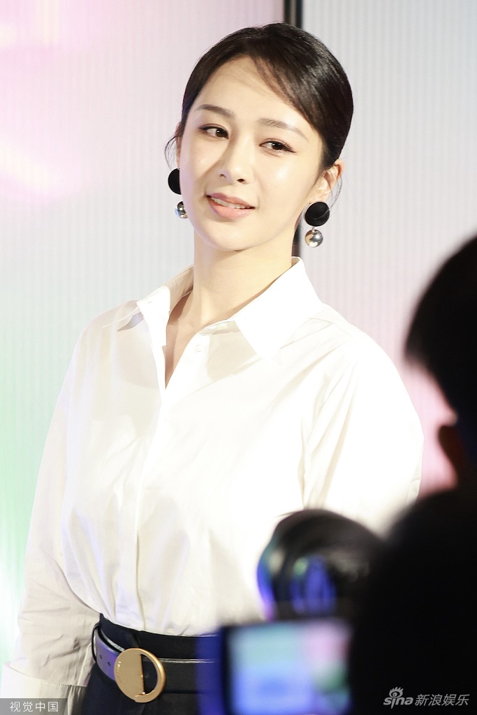 杨紫白衬衫搭黑西裤干练飒爽 梳偏分发型戴耳环造型别致