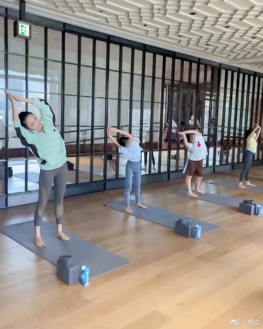 黎姿超自律坚持做瑜伽 女儿们耳濡目染跟着练习