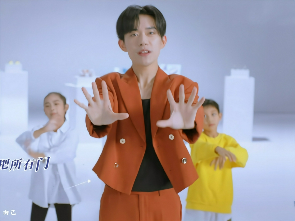 易烊千玺《一起向未来》MV预告曝光