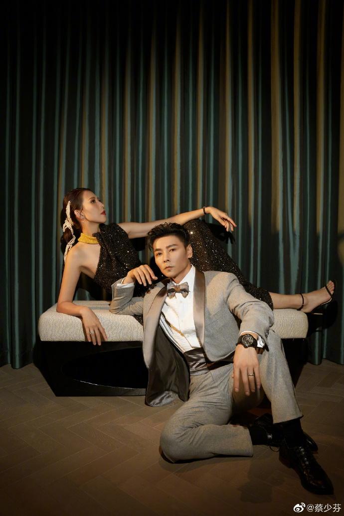 蔡少芬晒与张晋同框写真 自侃“拍到抽筋了”