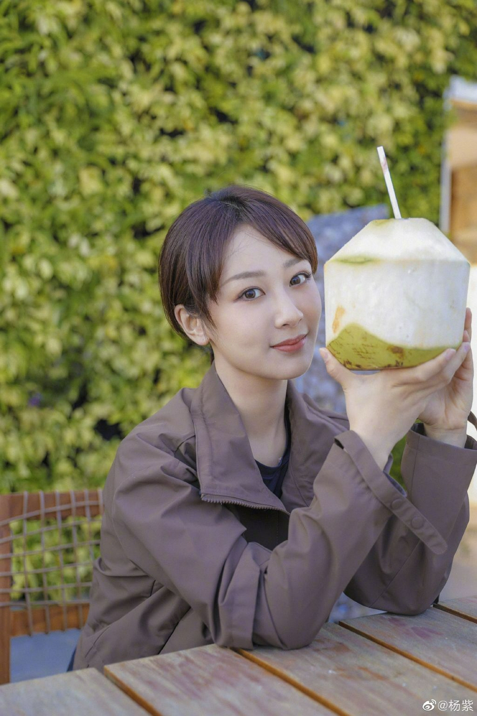 杨紫晒照秀悠闲日常 手捧椰子笑容甜