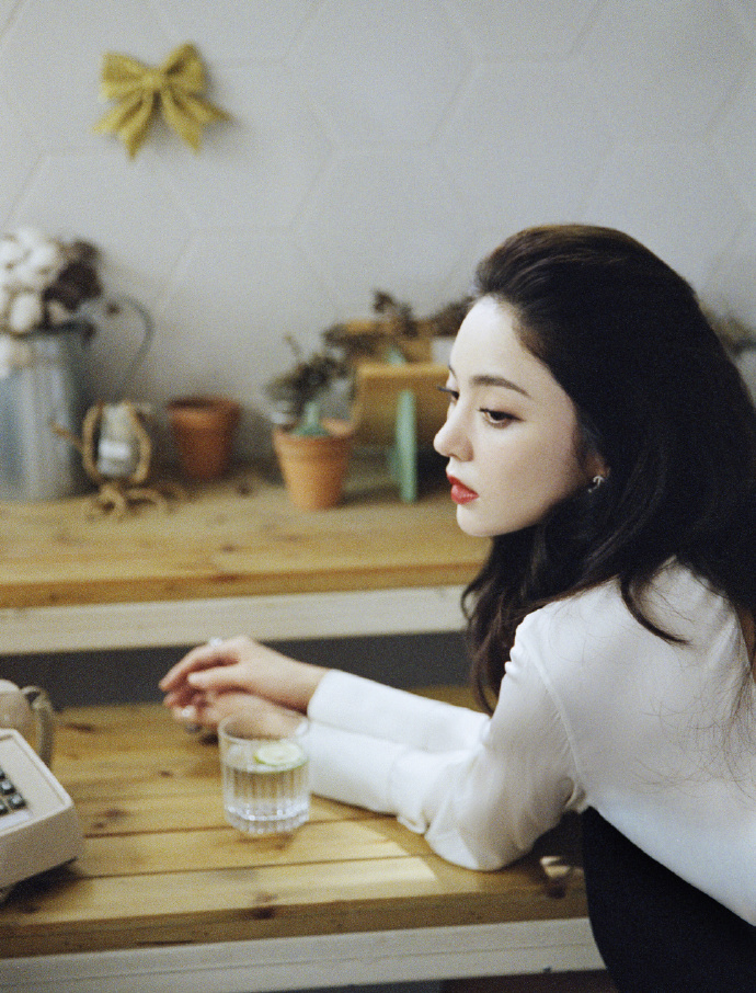 古力娜扎白衬衫搭卷发简大抵大方 午后静坐低眸凝视悠闲惬意