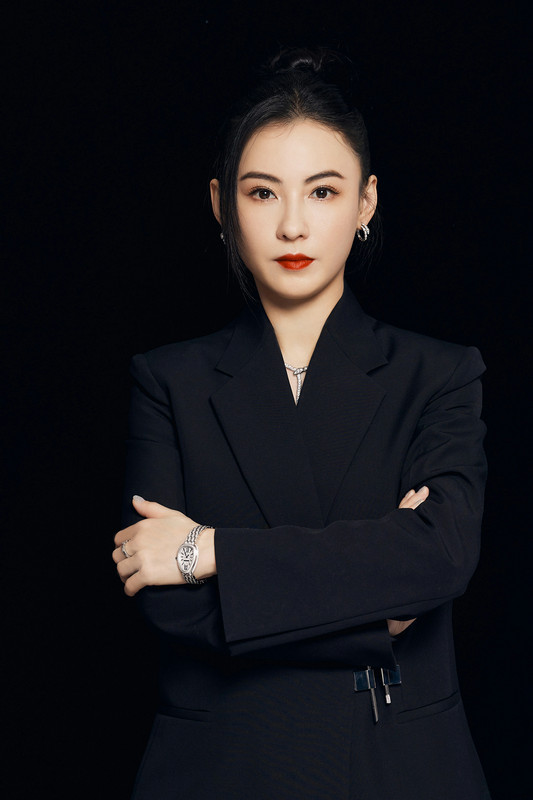 张柏芝最新黑色西装写真 利落盘发显优雅