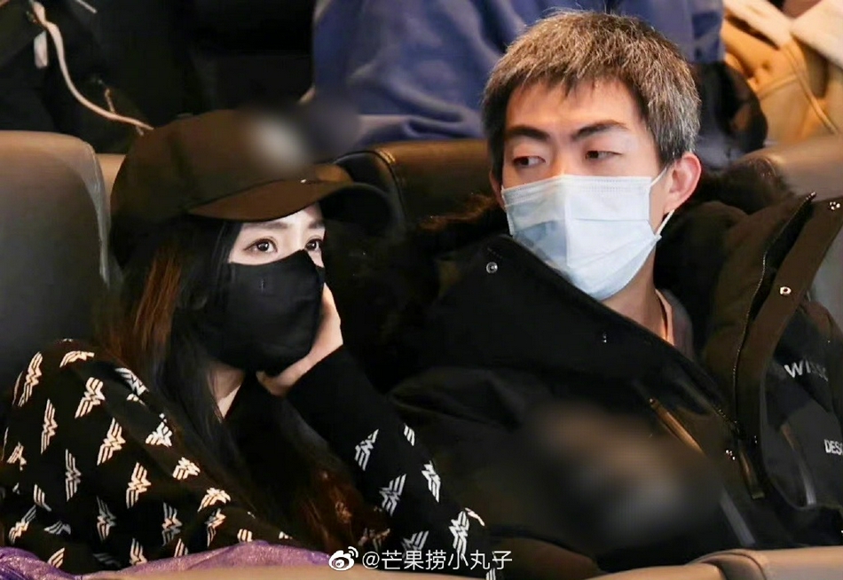 杨幂路阳现身《平原上的火焰》亲友场 送横幅透露祝福