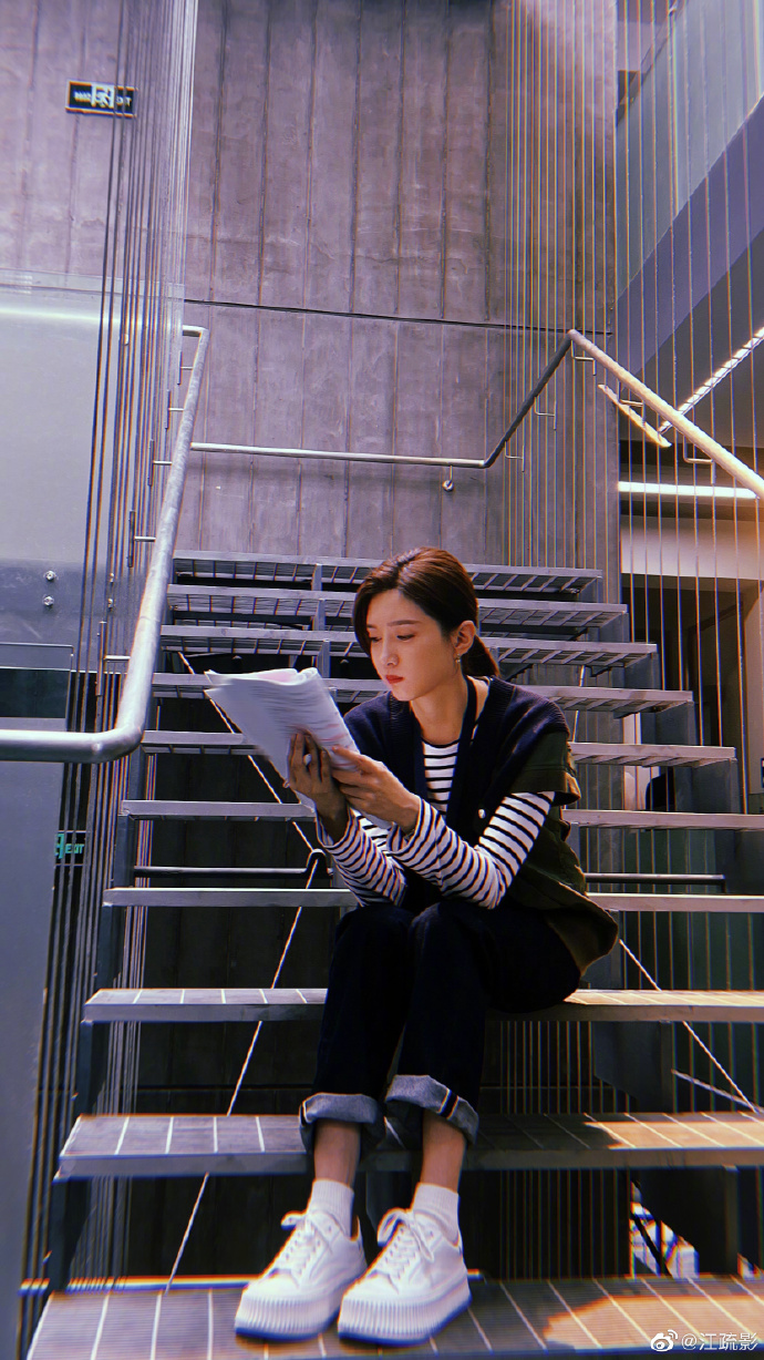 江疏影分享片场工作照 坐楼梯间看剧本专注认真