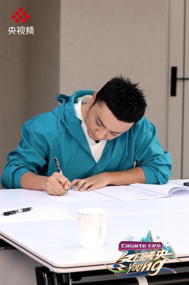 《冬日暖央young》惊喜首播 四大战队“抢人大战”各出奇招