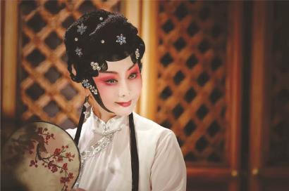 迎着今世目光的投射,“她们”从传统戏曲深处走出来