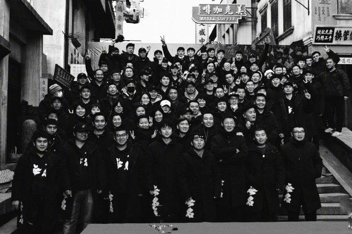 电影《无名》正式杀青 梁朝伟王一博现身片场