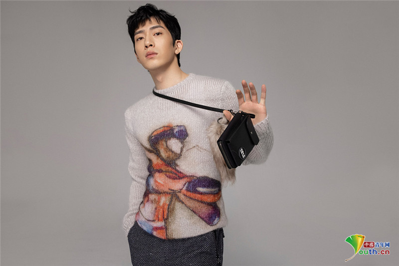 井柏然身着印花毛衣温柔软糯 演绎冬日动感新时尚