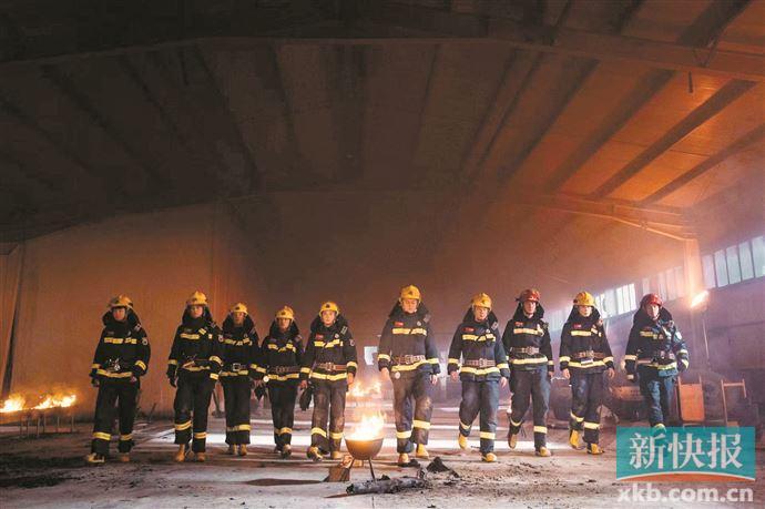 《我们的滚烫人生》走近平凡英雄 陈小春张智霖体验“火焰蓝”