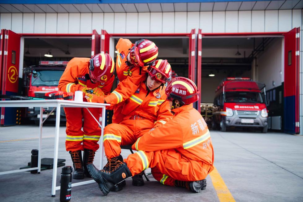 《我们的滚烫人生》“夸夸团”上线 陈小春张智霖忆友情岁月