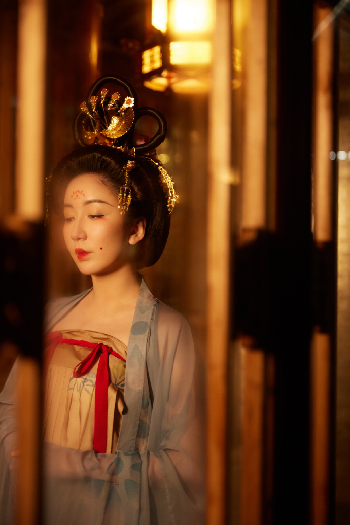 娄艺潇晒汉服照 梦幻优雅阐明东方美韵