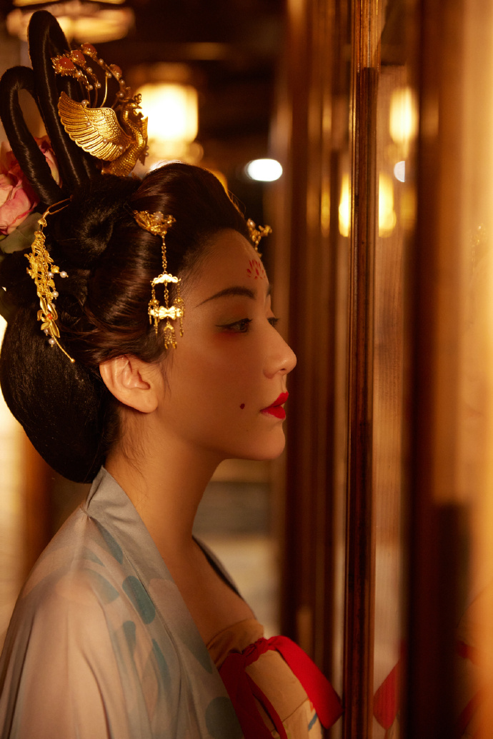 娄艺潇晒汉服照 梦幻优雅阐明东方美韵