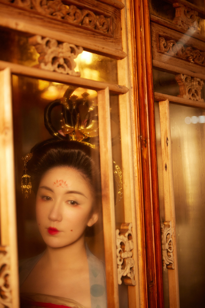 娄艺潇晒汉服照 梦幻优雅阐明东方美韵