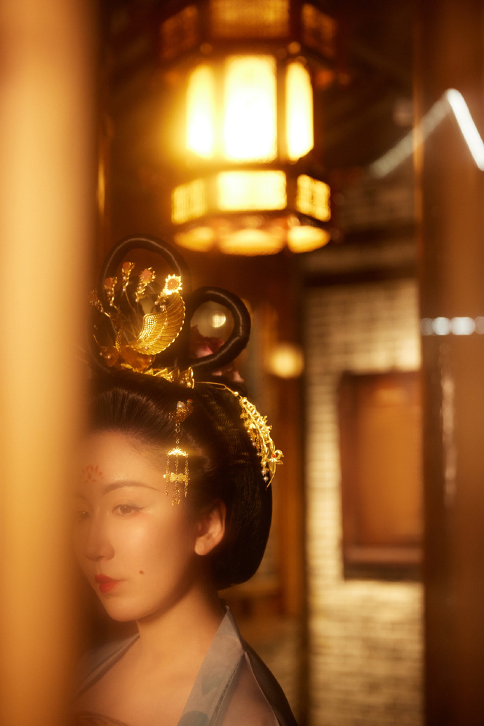 娄艺潇晒汉服照 梦幻优雅阐明东方美韵