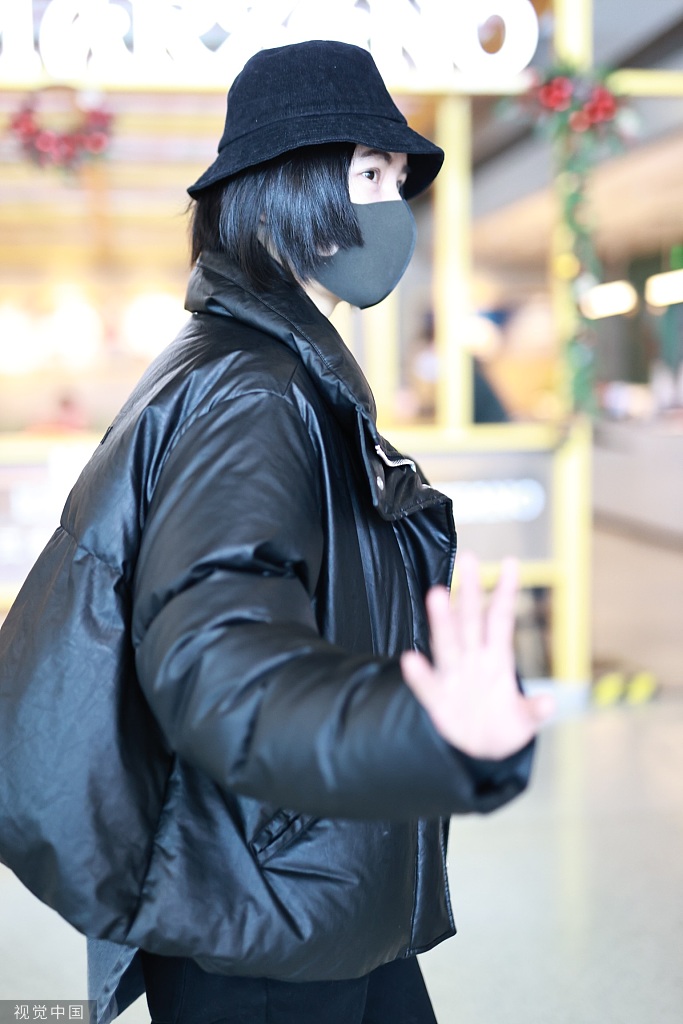 尚雯婕黑白look酷飒清冷 向镜头挥手出现反差萌