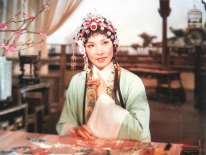 她在越剧《红楼梦》里，演活了银幕第一个王熙凤