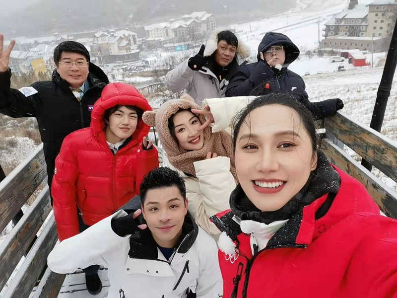 冰雪探索纪实综艺《跟着冠军去滑雪》开播