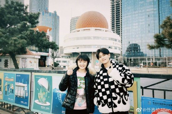 任嘉伦晒与陈梦合影：回到曾经训练的地方