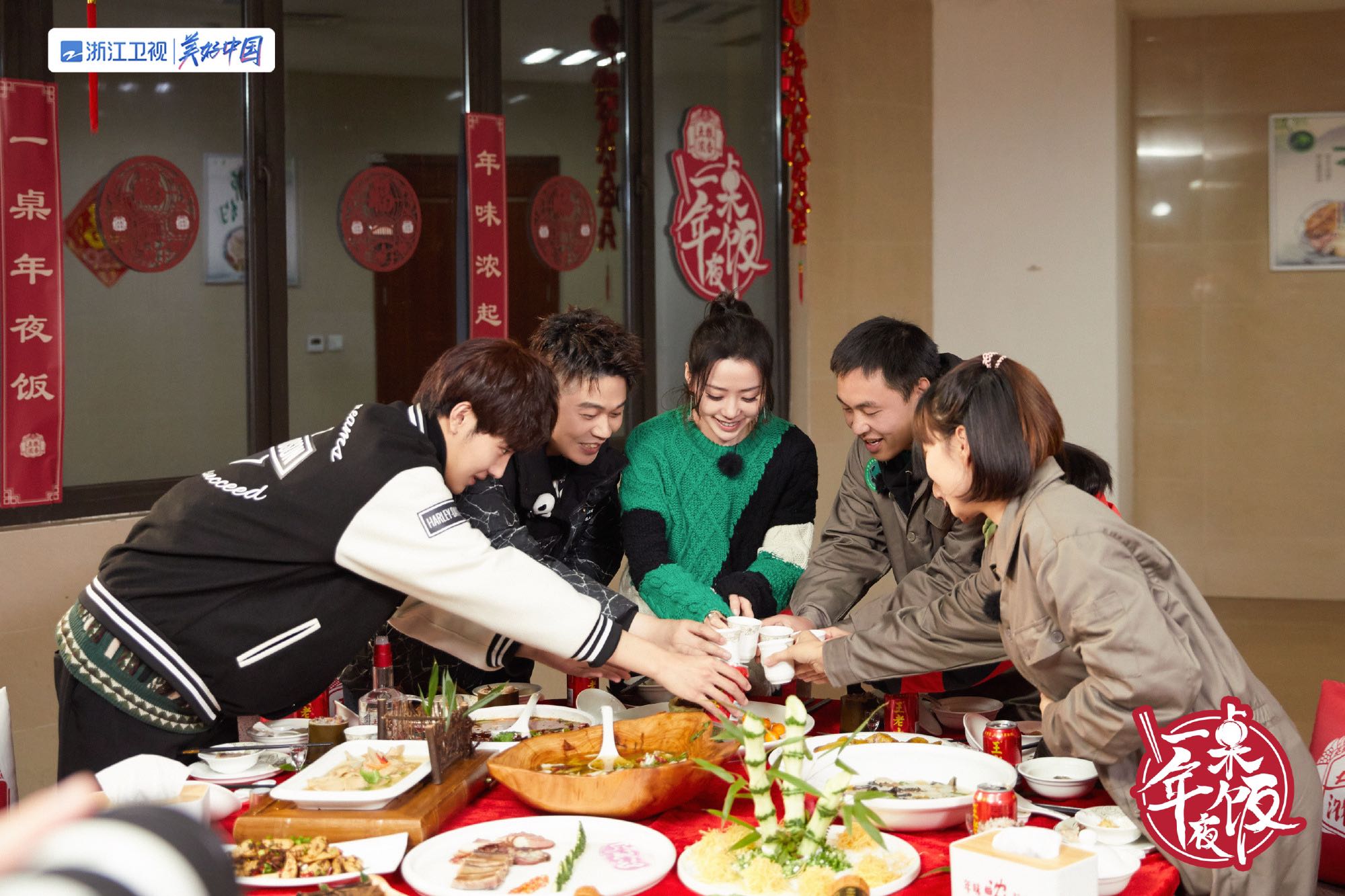 《一桌年夜饭》年味里多了“人情味”