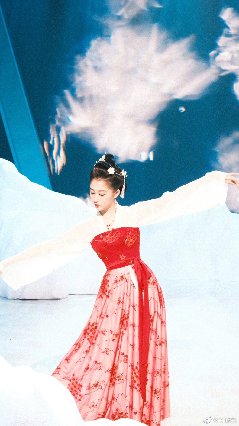 关晓彤古装撑伞造型梦回《影》