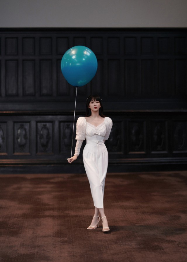 杨紫写真满满春日气息 齐刘海造型甜美乖巧