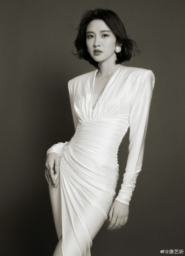 唐艺昕晒黑白氛围感大片 白色长裙优雅得体