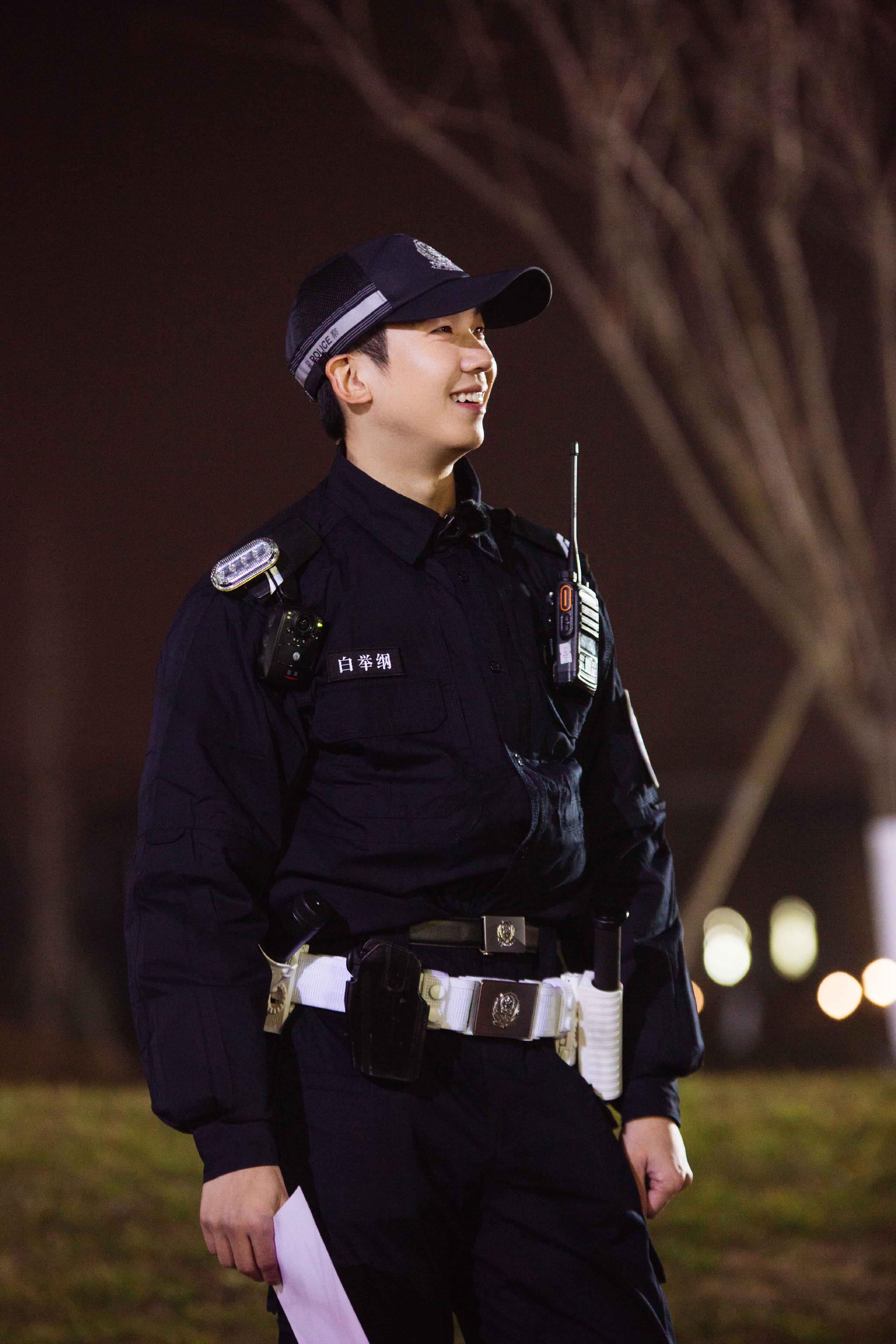 《我们的滚烫人生》交警初体验 陈小春张智霖夜间巡逻