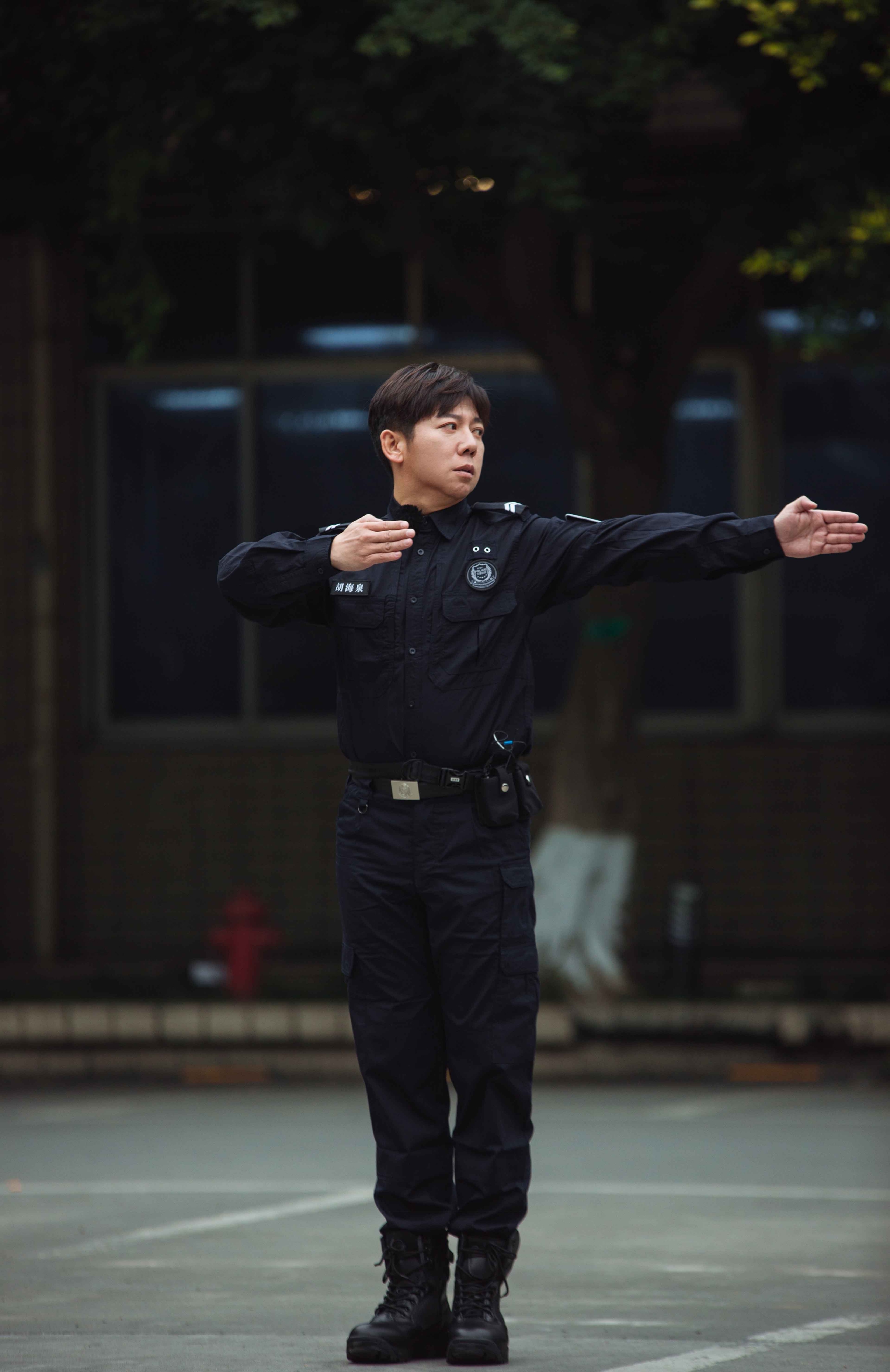 《我们的滚烫人生》交警初体验 陈小春张智霖夜间巡逻