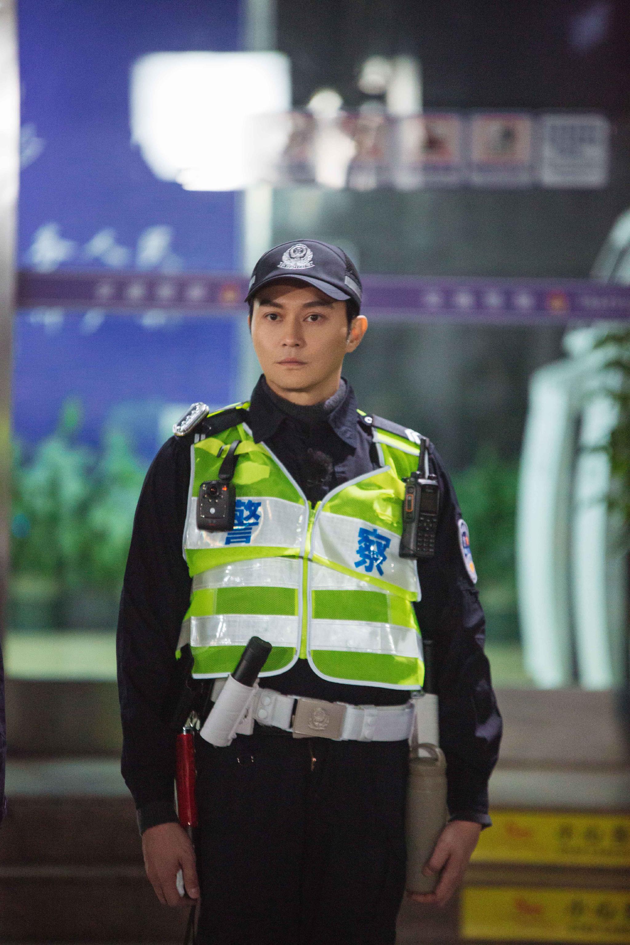 《我们的滚烫人生》交警初体验 陈小春张智霖夜间巡逻