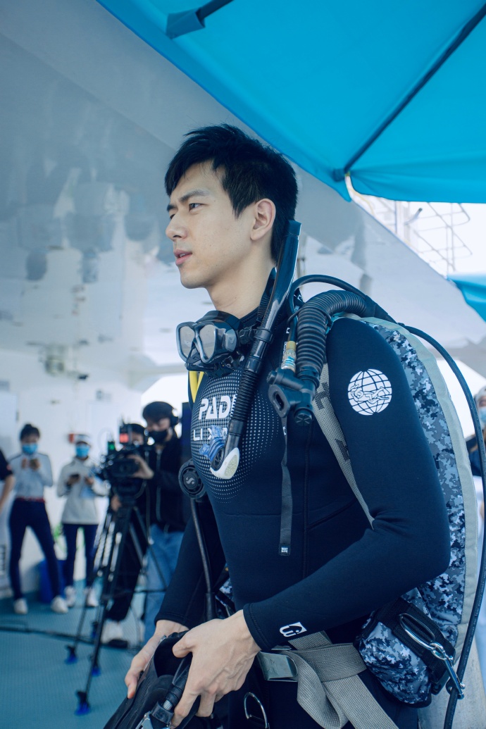 李现分享海下潜水照 穿潜水服海底穿梭游刃有余