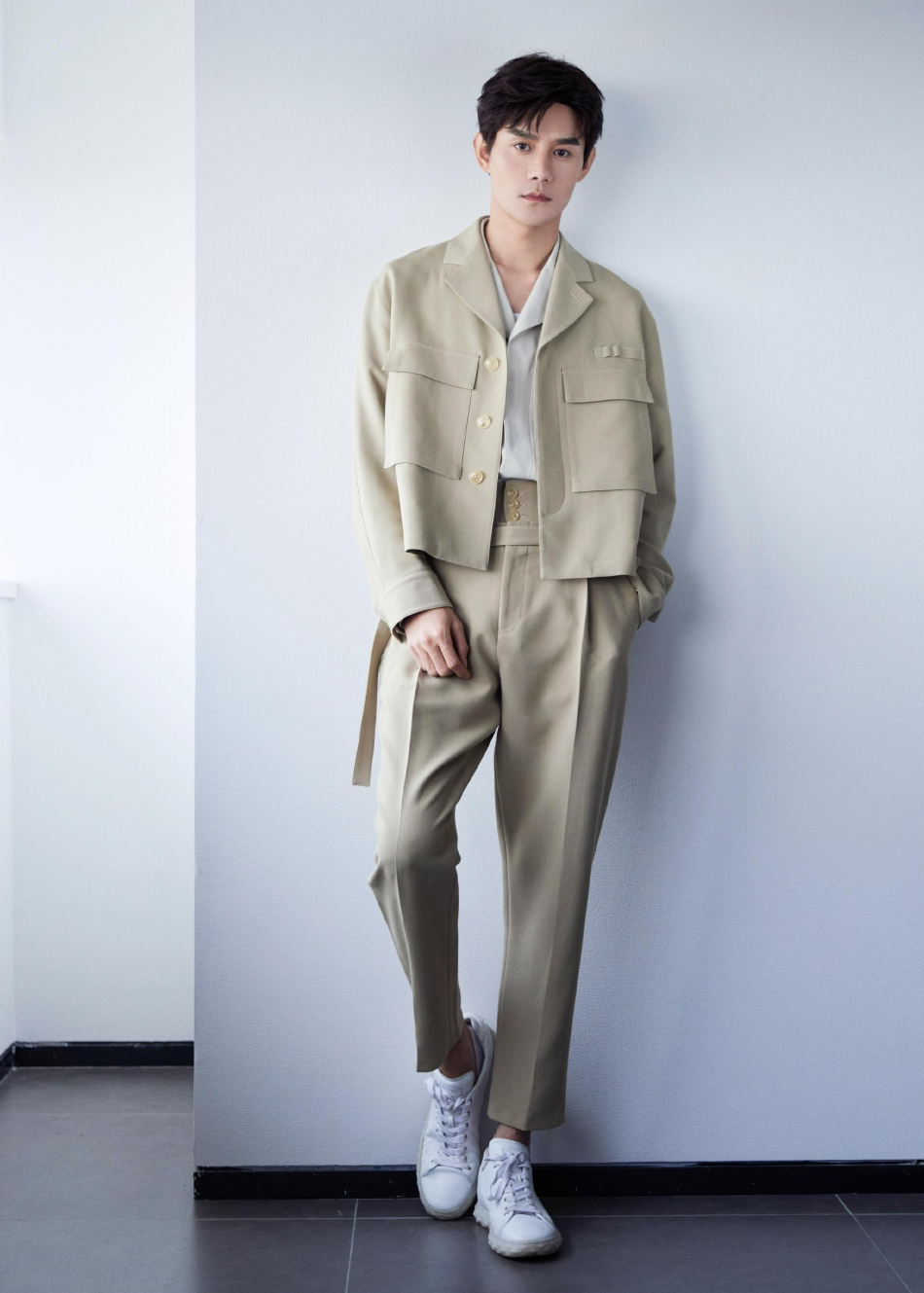 王凯春日写真清新帅气 着浅橄榄绿大口袋夹克简大抵大气