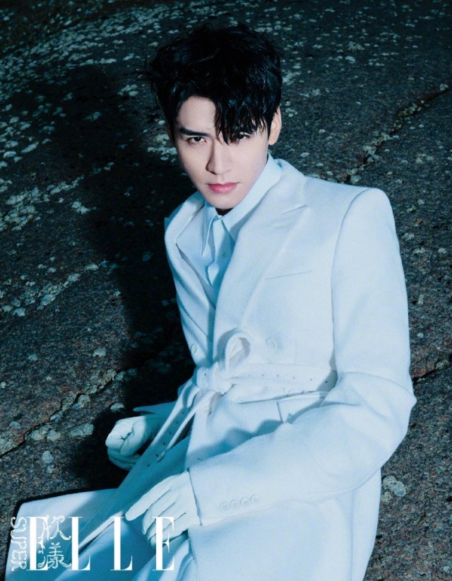 龚俊海边漫游封面大片 岩石峭壁之上尽显清冷