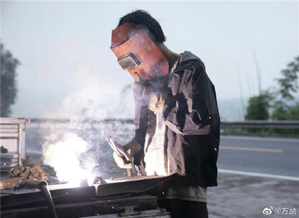 《断·桥》制片人晒王俊凯电焊工学徒照 夸赞他像模像样