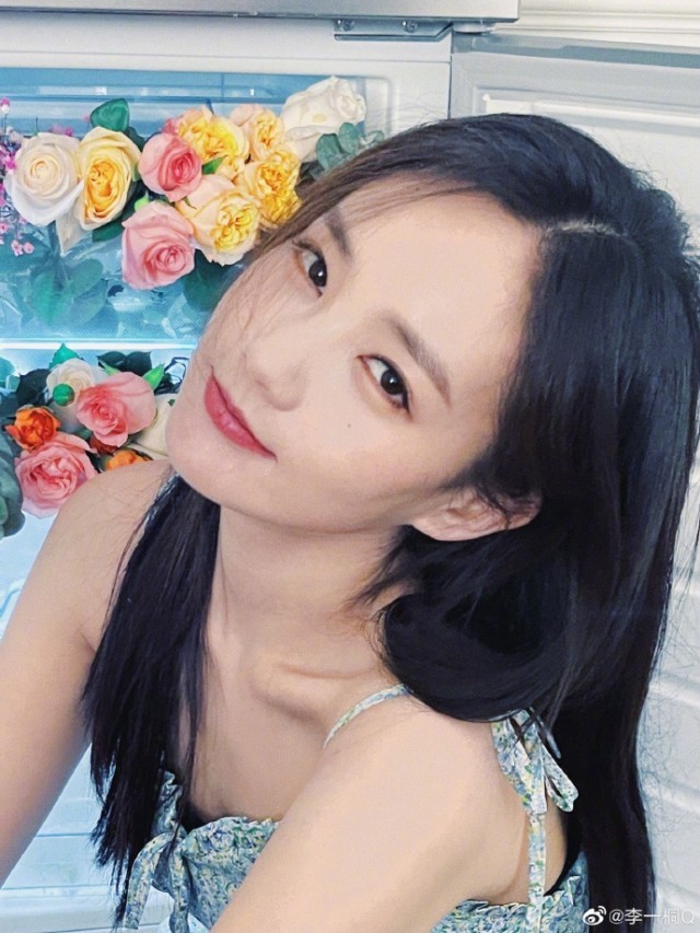 李一桐分享春日随拍 穿碎花裙长发披肩笑容甜美