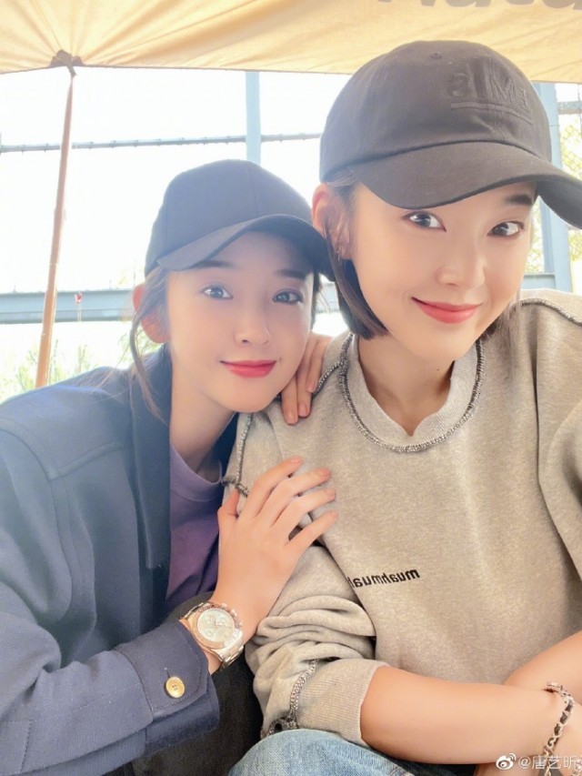 唐艺昕张佳宁出游晒合照 贴脸合照联系亲密