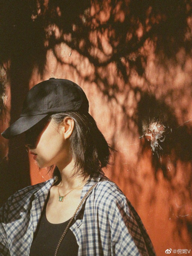 倪妮分享九宫格春游美照 红墙光影下氛围感拉满