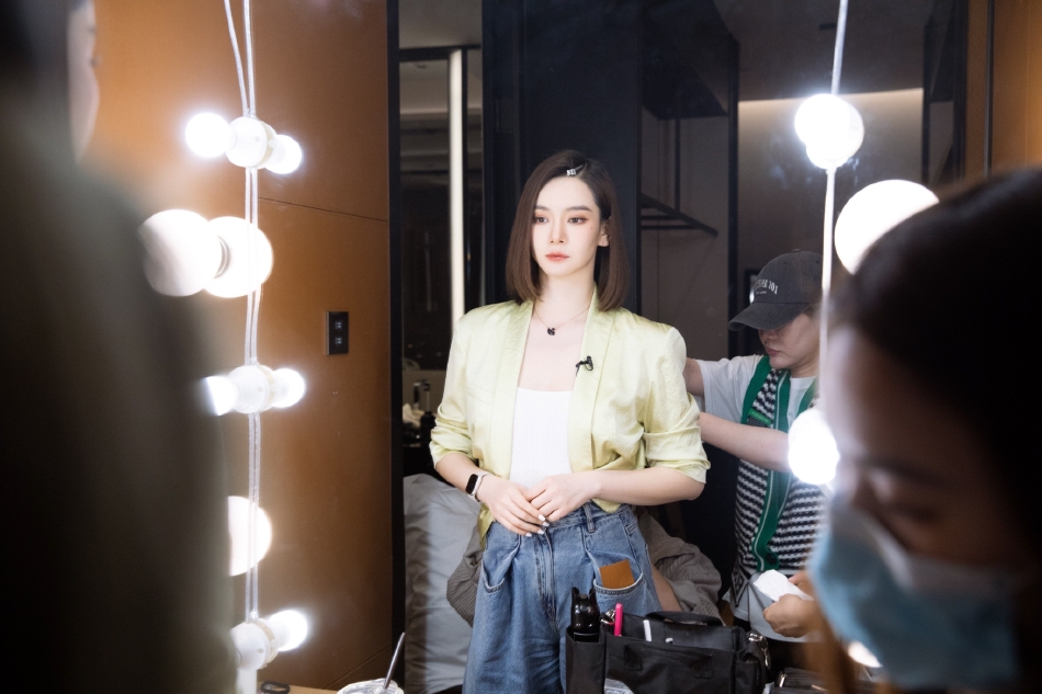 戚薇身穿小西装搭配短发 眼神犀利好酷飒