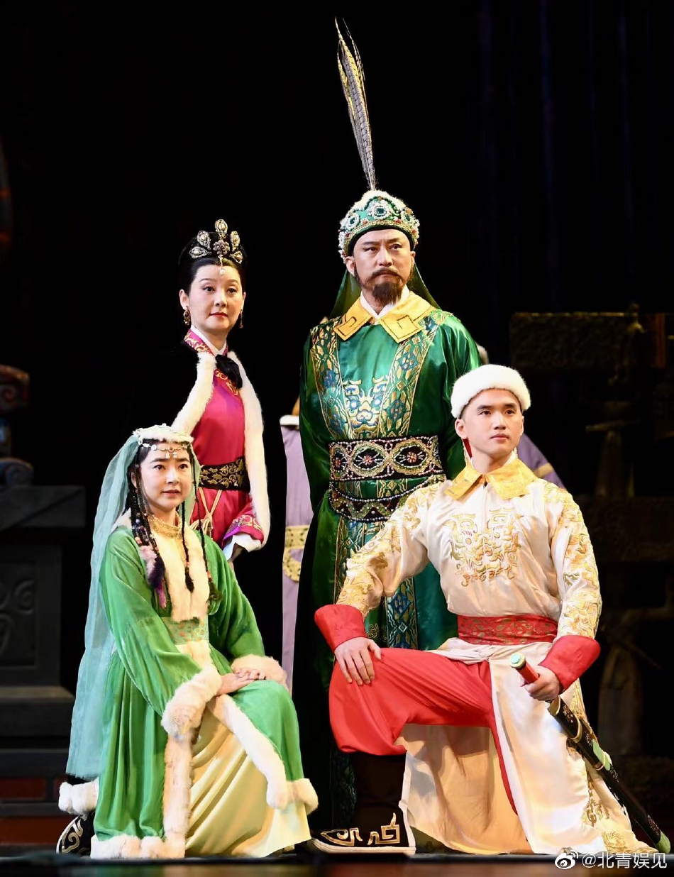 徐帆杨立新濮存昕重聚 话剧《蔡文姬》舞台照曝光