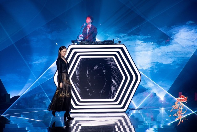 龚爽郭曲联手《青春舞曲》惊艳现场