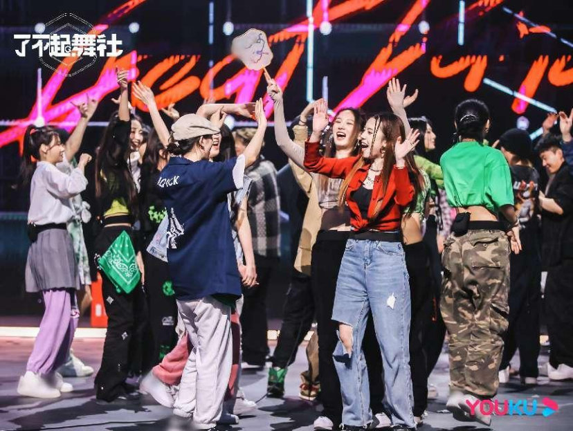 《了不起！舞社》编舞师与队员梦幻联动