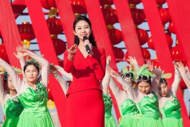 青年歌手关彤立足新时代 《共同富起来》唱响主旋律