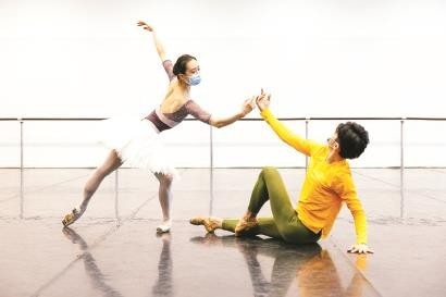 40万网友围观上芭“云创排”，“口罩芭蕾”赞颂希望之“光”