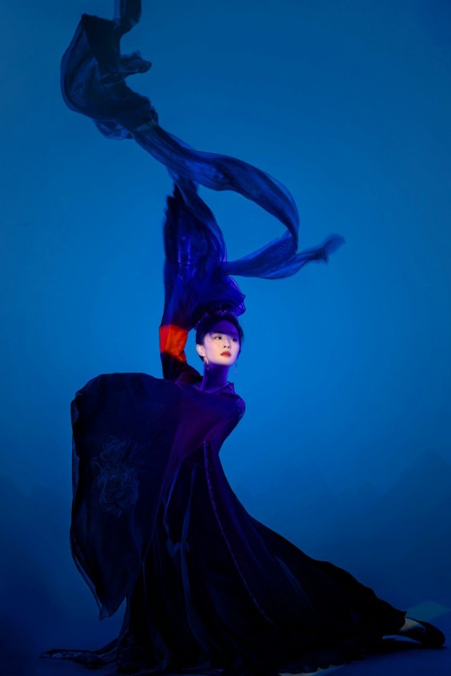 刘亦菲陈晓《梦华录》光影大片 一蓝一红一舞一剑