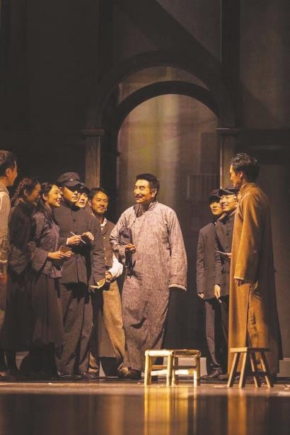 线上超600万人次收看、互动数逾四万次，话剧《前哨》靠什么吸引年轻观众？